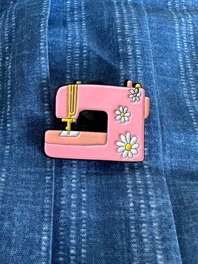 FLORAL Retro Sewing Machine Enamel Lapel Pin NEW